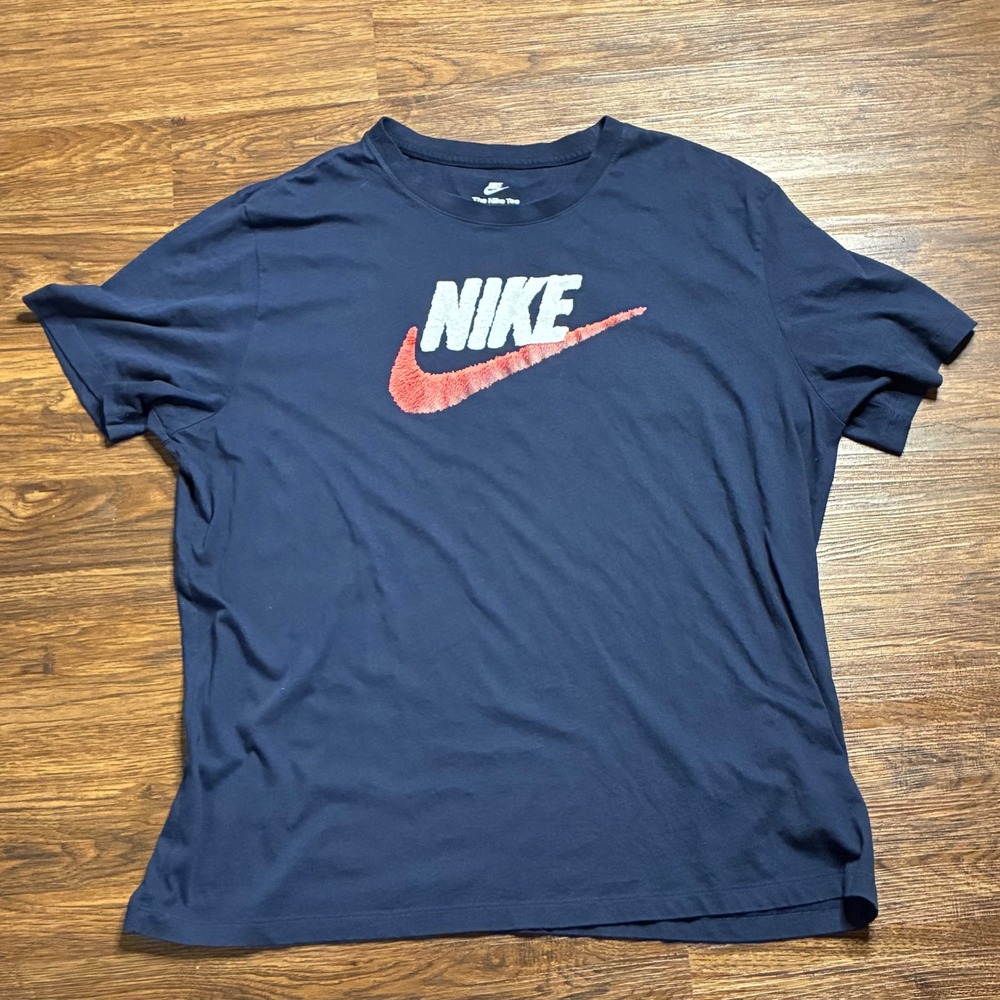 Nike Graphic T-Shirt Mens XXL Navy Blue Textured 3D Swoosh Logo Tee